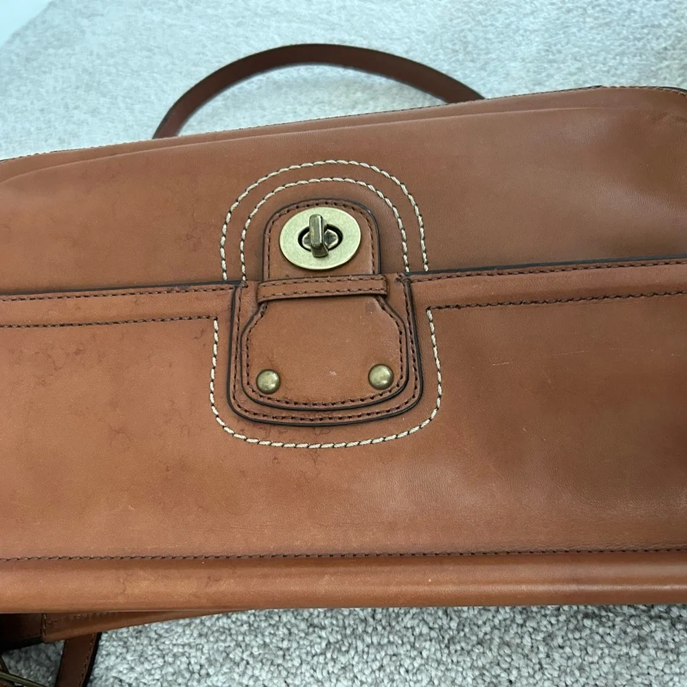 Elegant Brown Leather Shoulder Bag - Picture 2 of 11